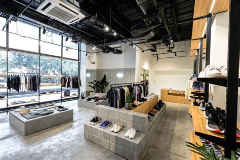 commonwealth clothing store.